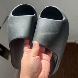 yeezy slides onyx size 5 men’s (6 women’s)